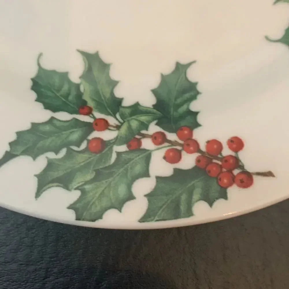 Hallmark Poinsettia Green Red Christmas Holiday 7 1/2 Inch Salad Dessert Plate